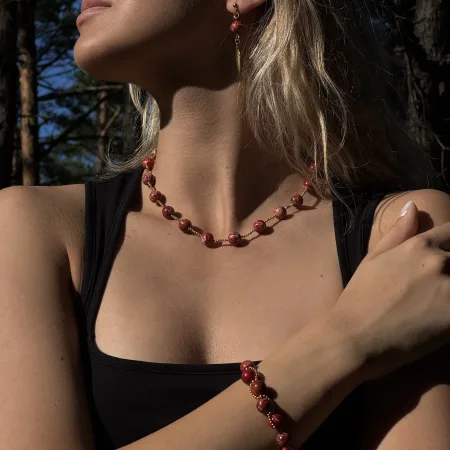 ginella modele ar sarkanās jašmas rotu komplekts "dvēseles uguns" pozē mežā