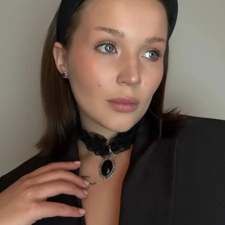 Ginella kaklarota no melnā obsidiāna "melnā orhideja" uz modeles
