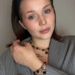 Ginella modele ar Pūķa ahāta un oniksa rotu komplektu “Melnā sirds”