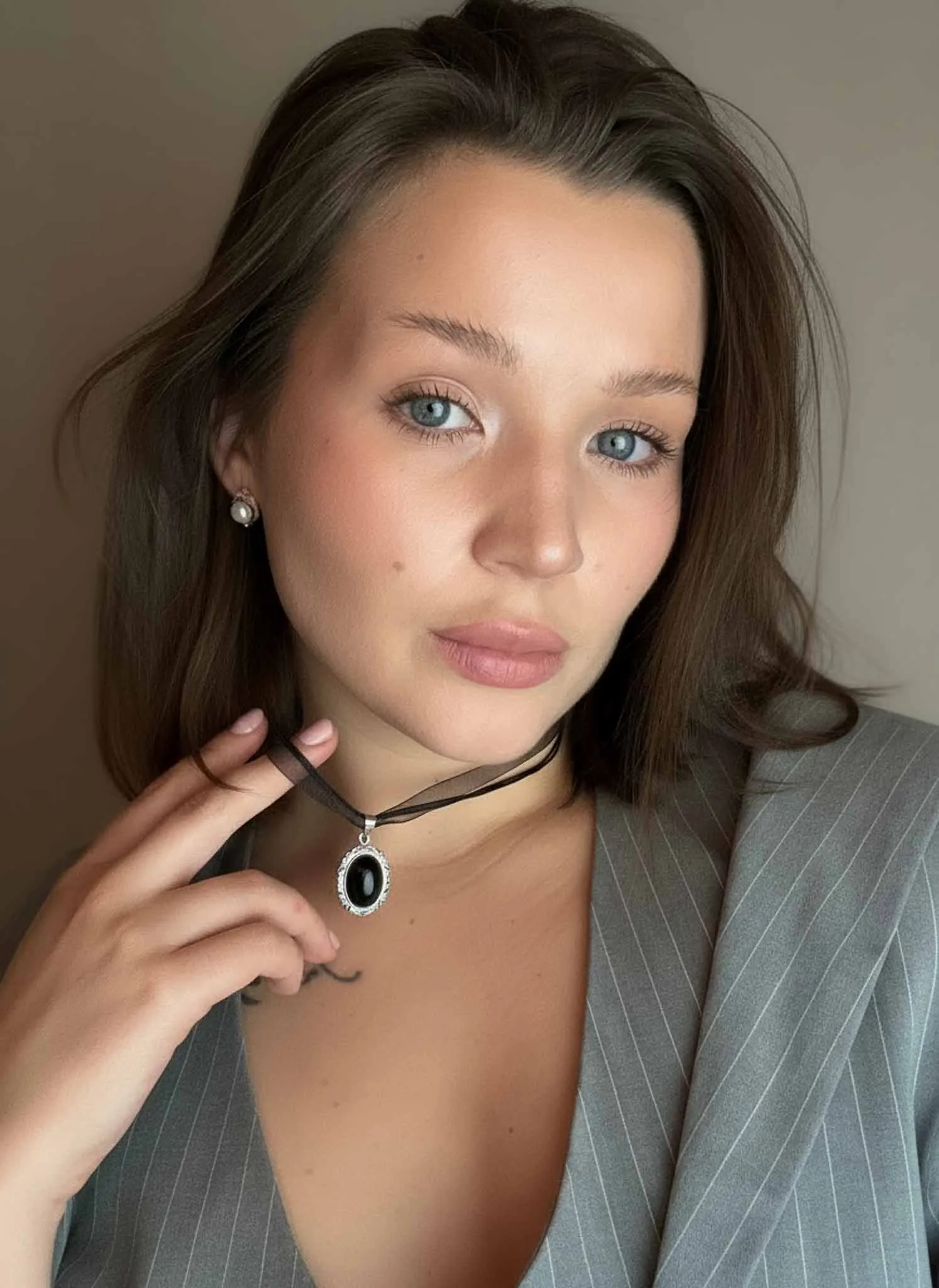 Melnā obsidiāna kulons "Ēnu vēstnesis" uz Ginella modeles