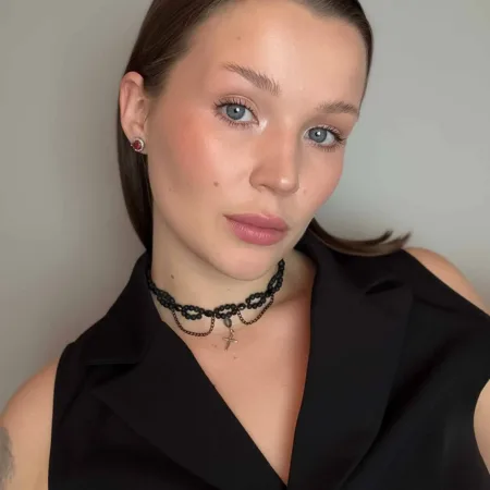 Ginella modele ar Lavas akmens un melnā ahāta čokeru “Tumsas sargs”