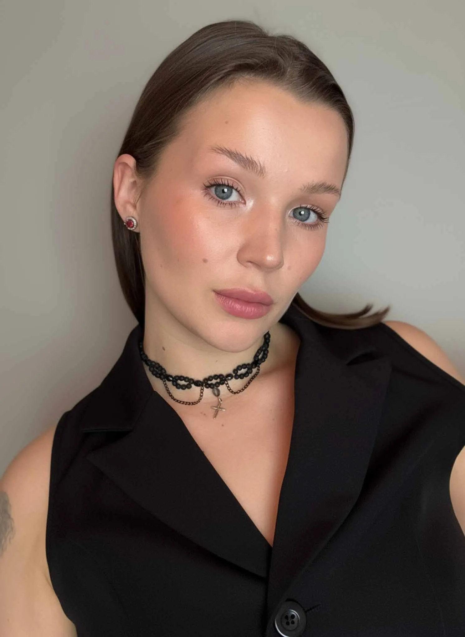 Ginella modele ar Lavas akmens un melnā ahāta čokeru “Tumsas sargs”