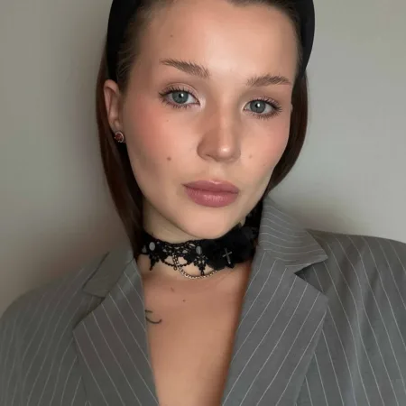 Ginella modele ar melnā ahāta kaklarotu "Tumšā elegance"