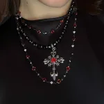 Gotu rotas no Ginella uz modeles ģērbusies melnā