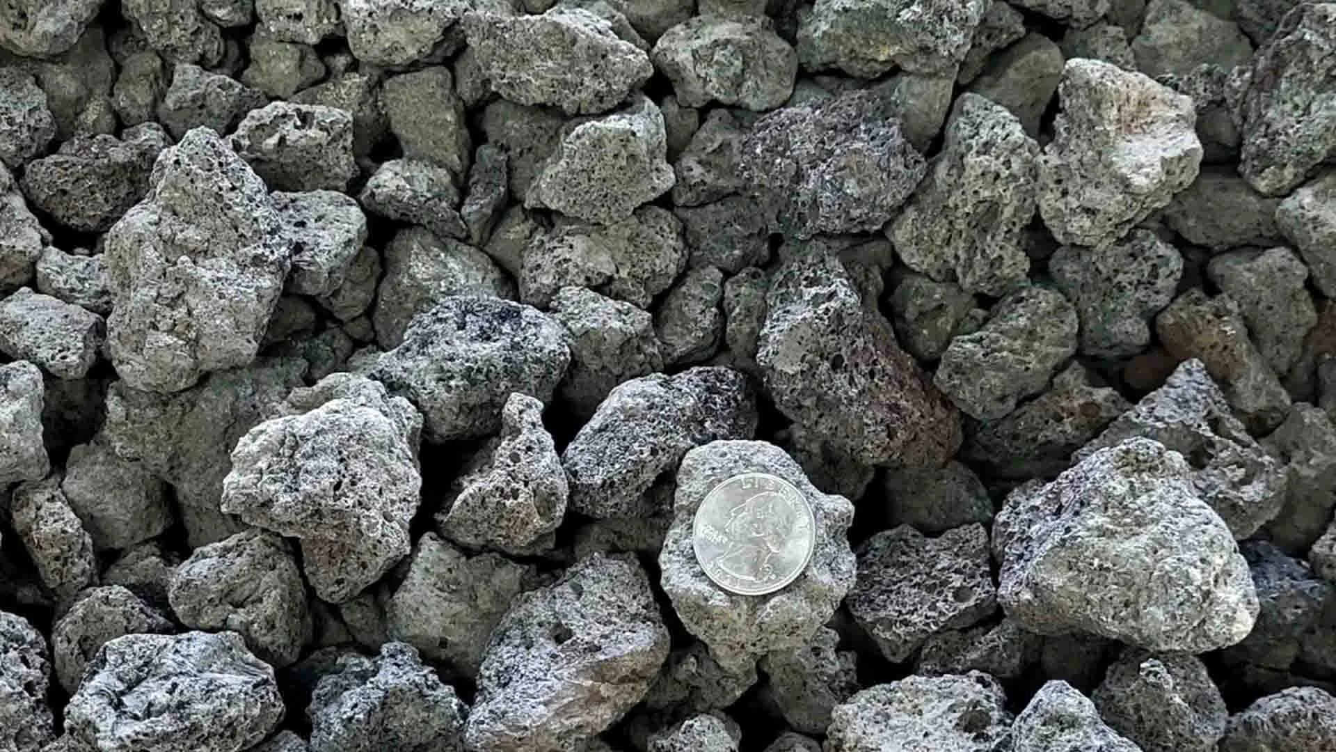 Lavas akmens gabali dabīgā vidē no Ginella