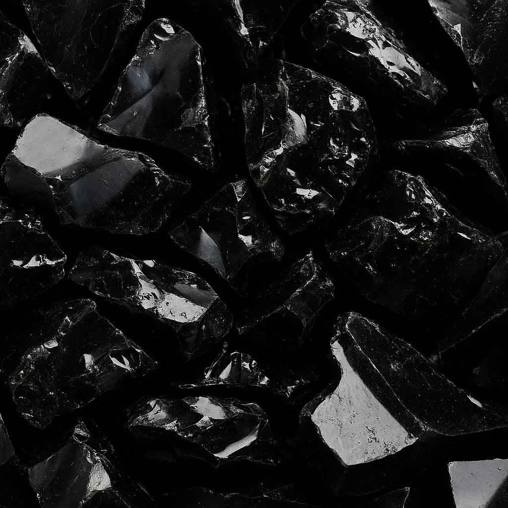 kaudze ar obsidiāna akmeņiem uz tumšas virsmas Ginella studijā