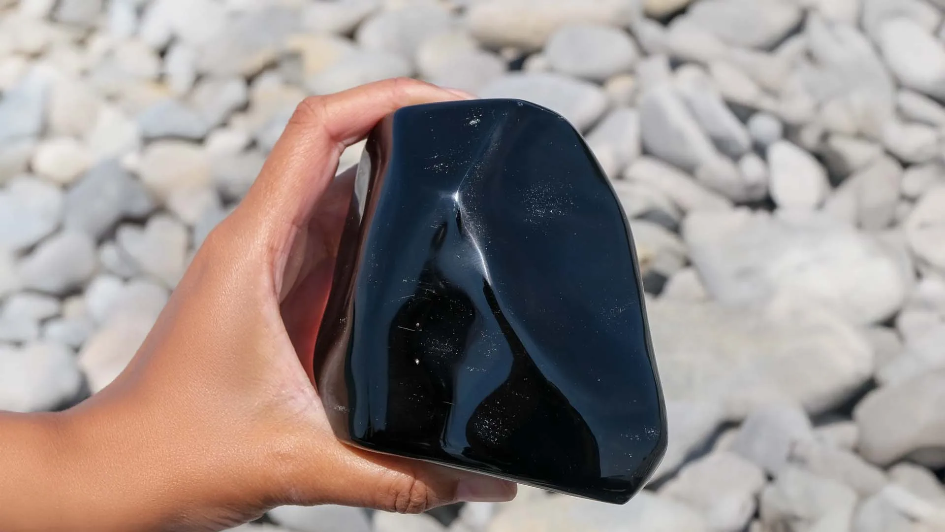 Obsidiāns akmens no Ginella akmeņainā pludmalē