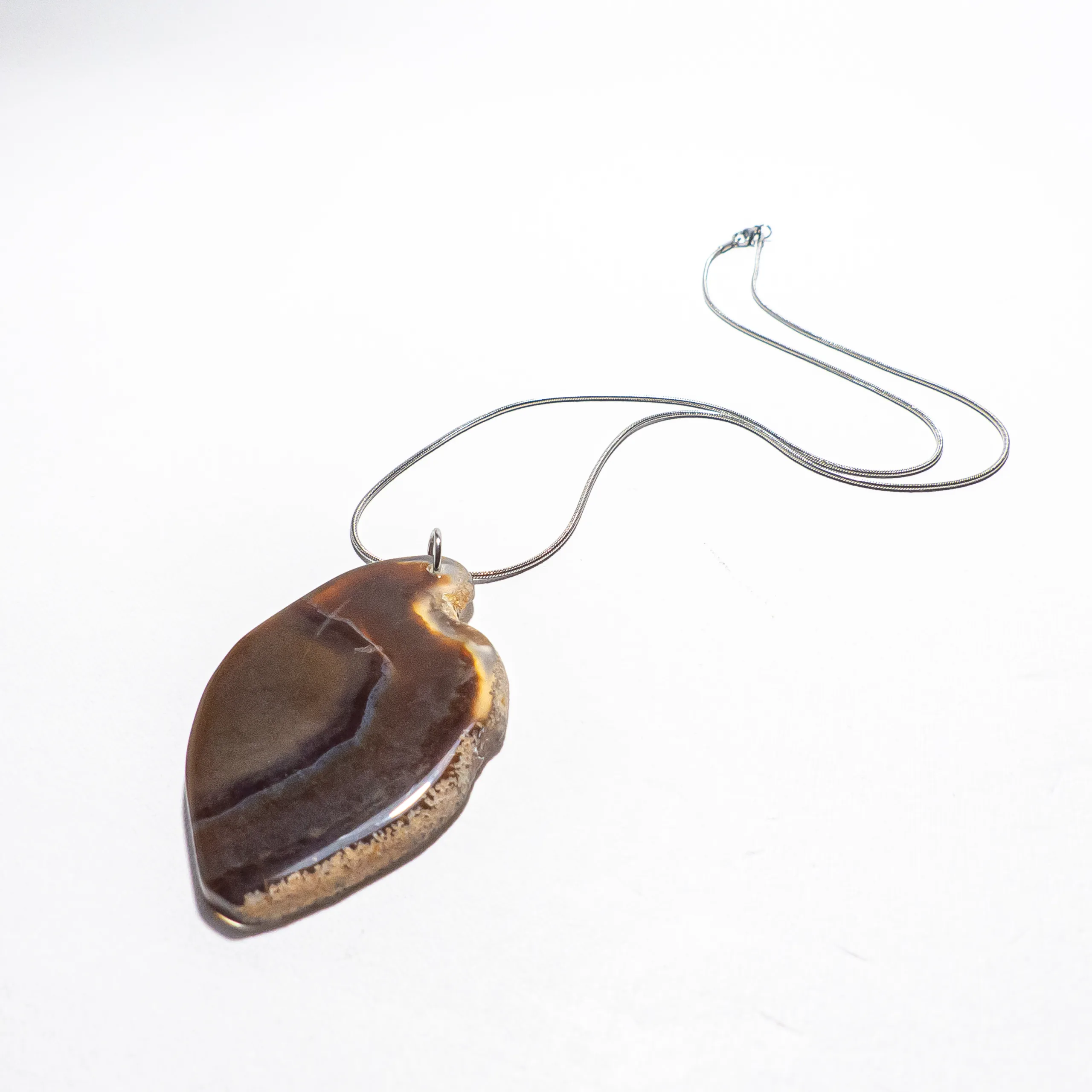 Brūnā ahāta kulons – Zemes miers - Image 4