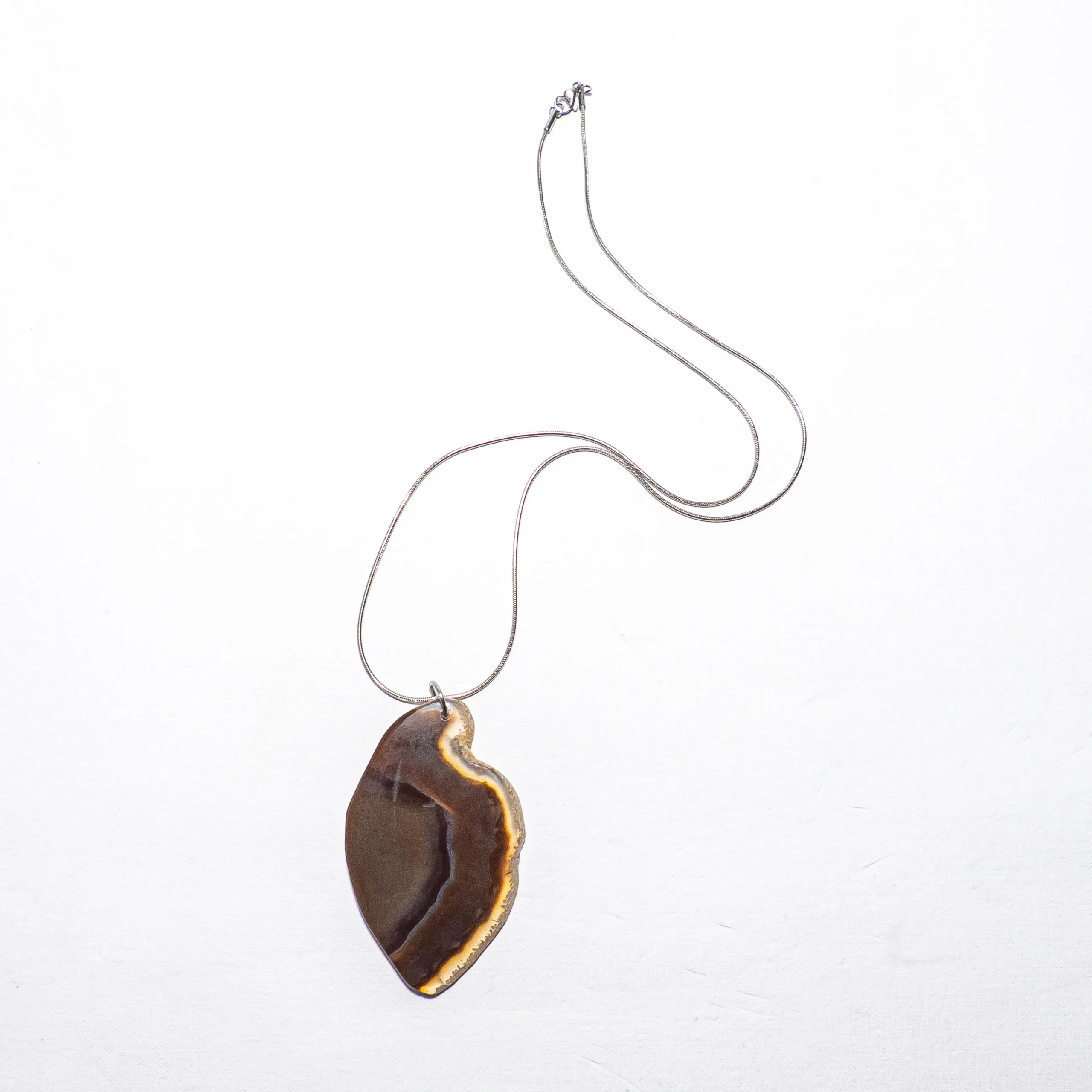 Brūnā ahāta kulons – Zemes miers - Image 2
